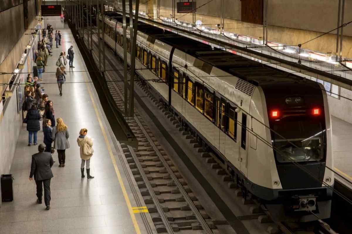 Metropolitana in transito alla stazione