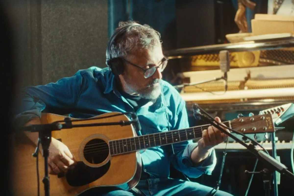 Brunori Sas suona la chitarra