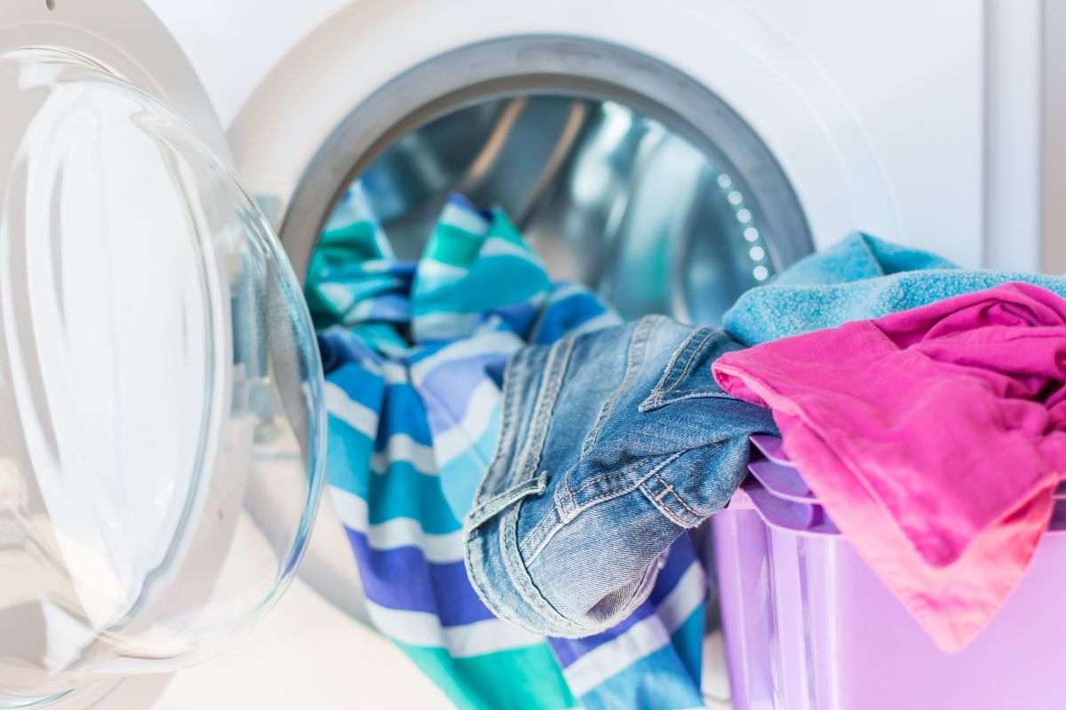 Panni sporchi messi in lavatrice