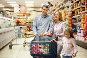 Famiglia fa spesa al supermercato