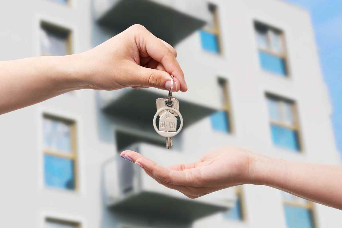 una mano passa le chiavi di casa a un'altra