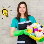 Donna svolge pulizie di casa