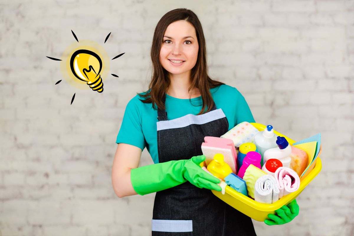 Donna svolge pulizie di casa