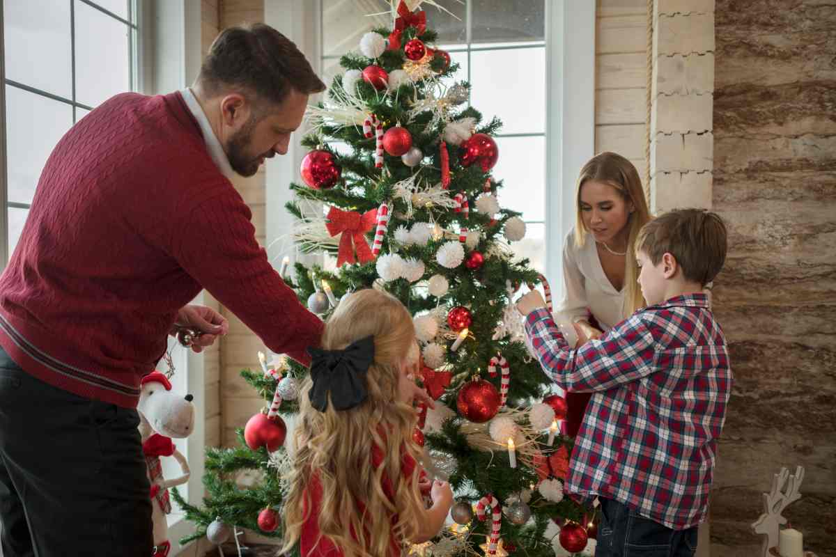 Famiglia che festeggia il natale