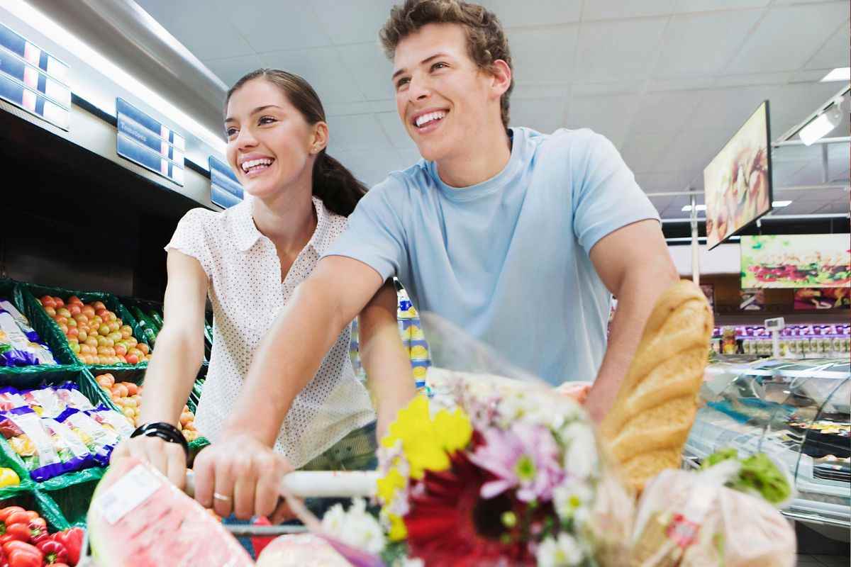 Coppia felice cliente del supermercato