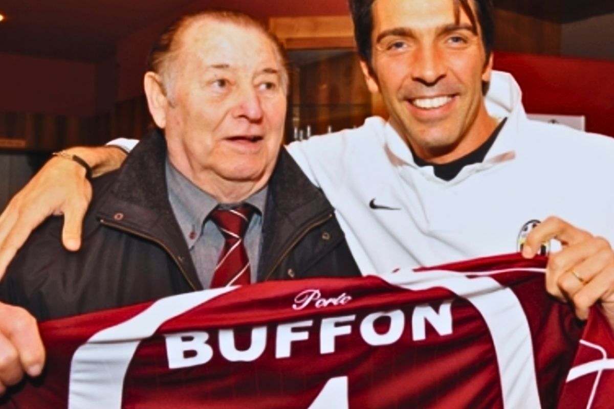 Gigi Buffon e Lorenzo Buffon si abbracciano