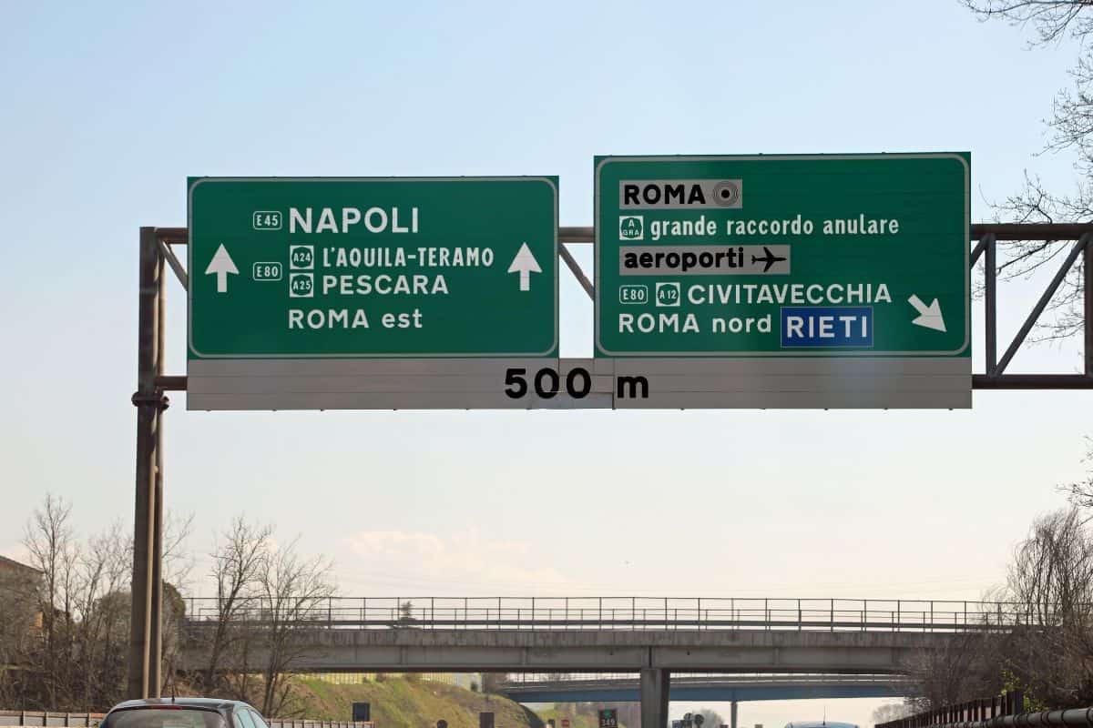 Cartelli strada indicazioni autostrada