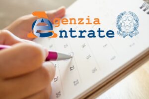 mano di donna che segna data sul calendario con logo agenzia delle entrate