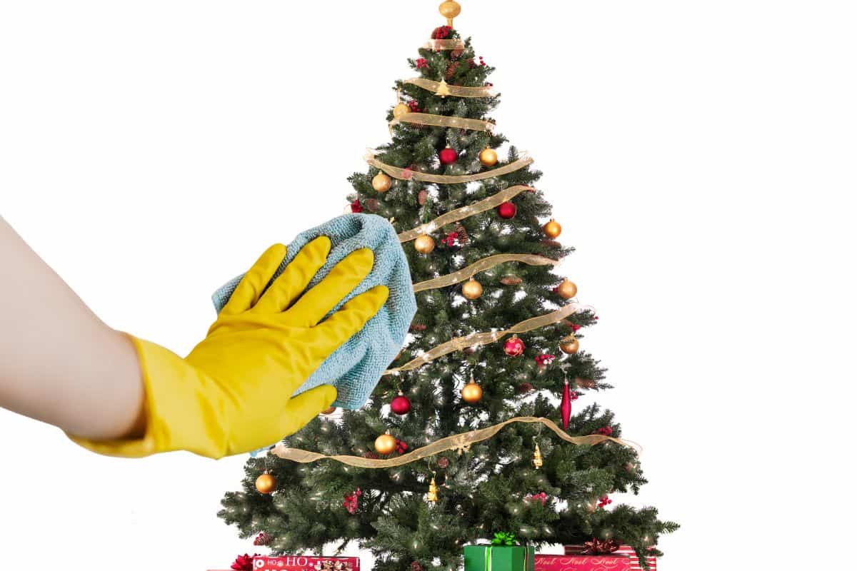 albero di natale con una mano e spugna che pulisce