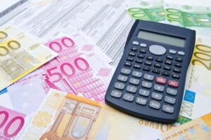 banconote euro con calcolatrice