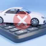 macchina sopra calcolatrice e segno x rossa