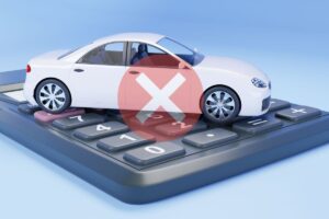 macchina sopra calcolatrice e segno x rossa