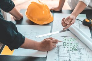 geometra sul cantiere che rivede le planimetrie