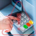 bancomat con segnale pericolo