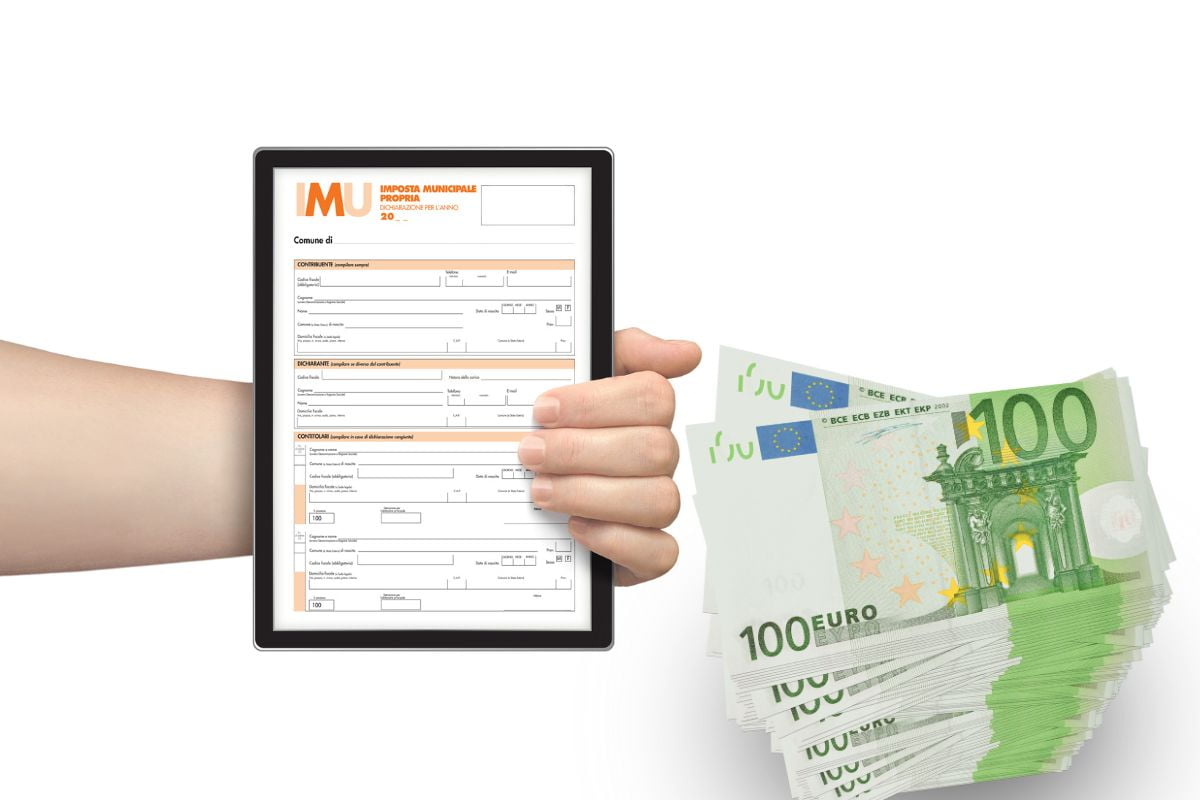 documento imu e banconote 100 euro