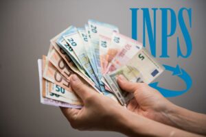 mano che tiene ventaglio banconote con logo inps