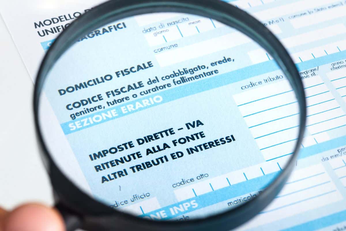 foglio dichiarazione inps con lente ingrandimento