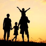 famiglia al tramonto di spalle