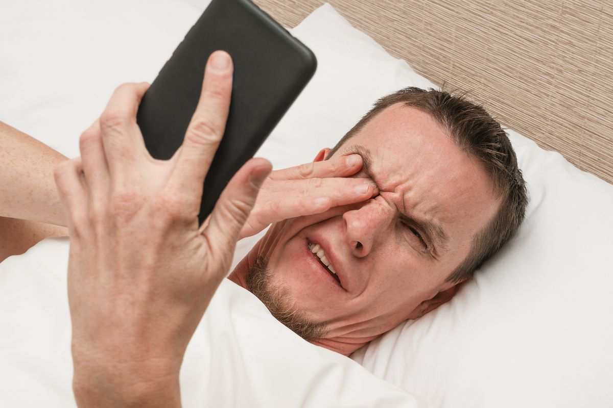 Uomo svegliato da una telefonata molesta