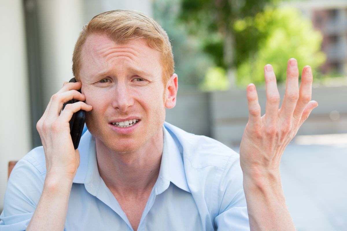 Uomo arrabbiato dal call center