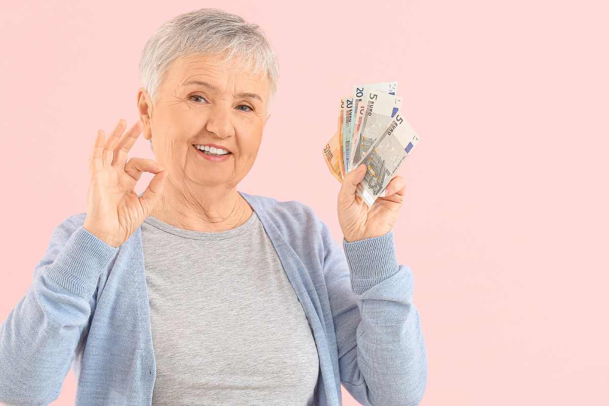 signora anziana con soldi in mano