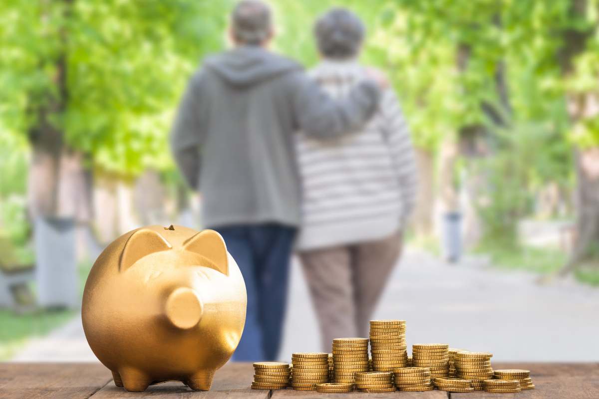 monete dorate salvadanaio coppia anziana che si allontana