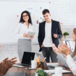 ragazzi lavoratori durante una riunione