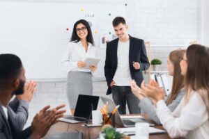 ragazzi lavoratori durante una riunione