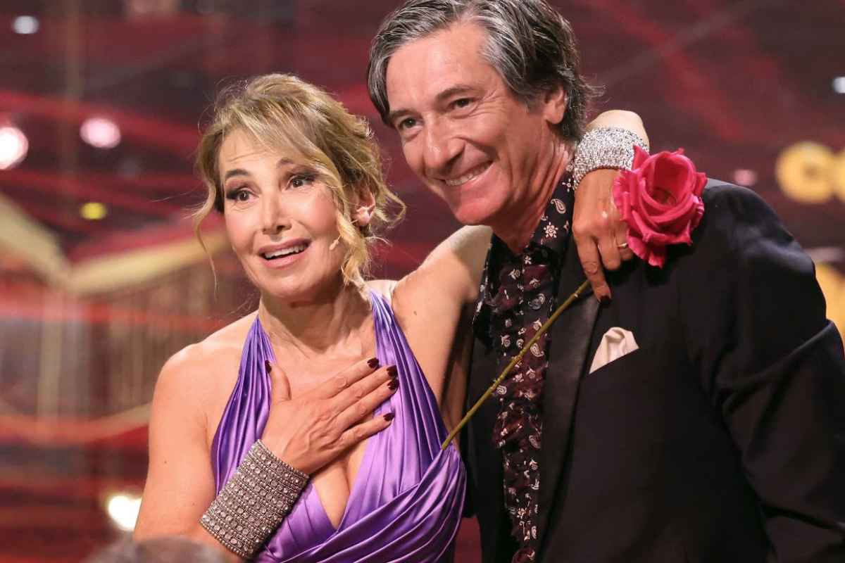 barbara d'urso durante una puntata di ballando con le stelle abbracciata ad un concorrente