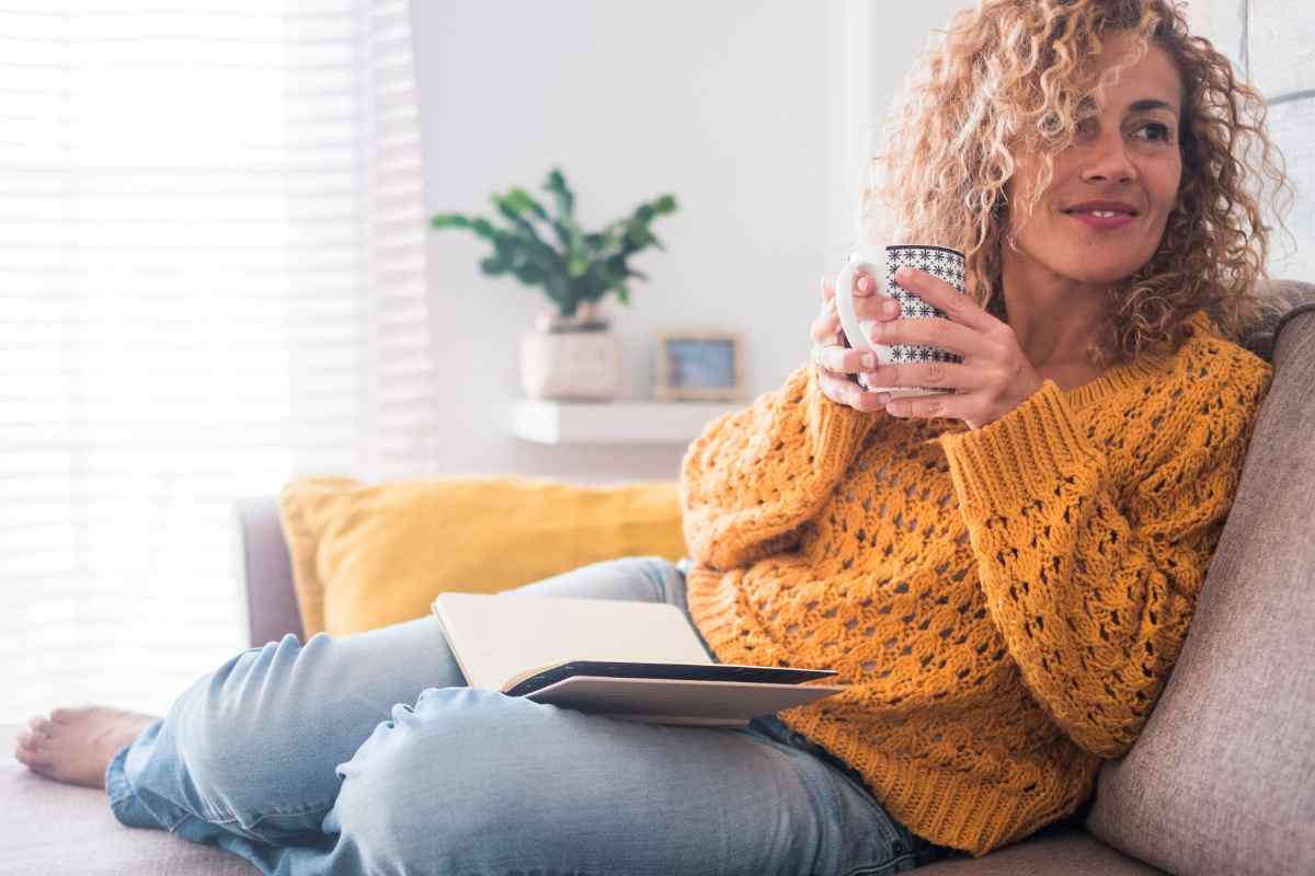 donna che si rilassa sul divano in inverno