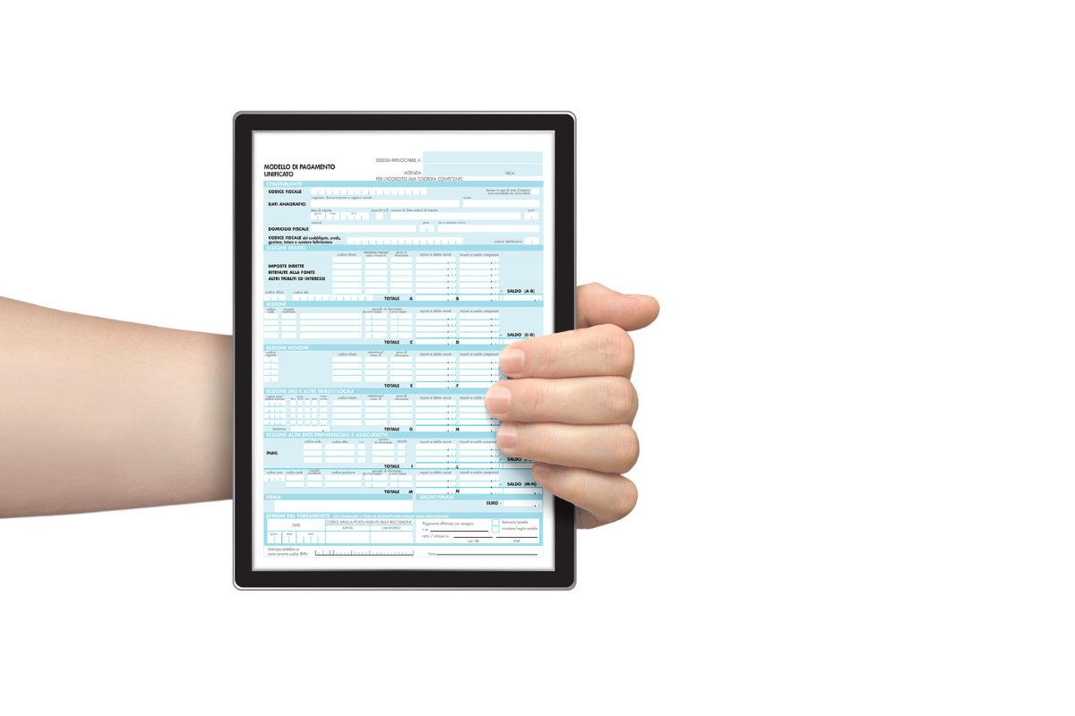 mano tablet con modello f24