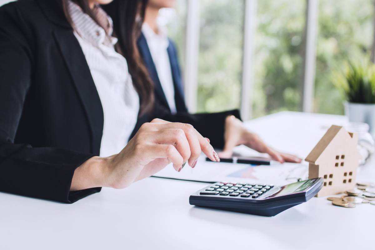 donna che fa i conti