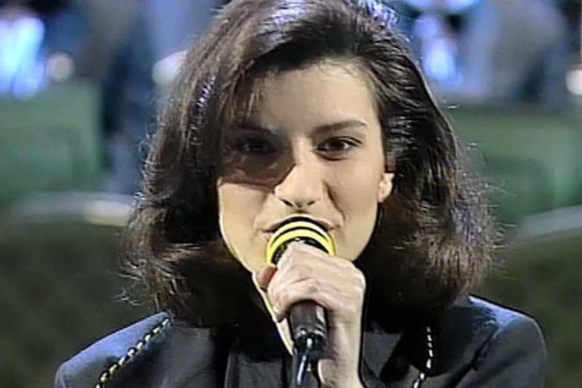 laura pausini che canta al festival di sanremo 1993