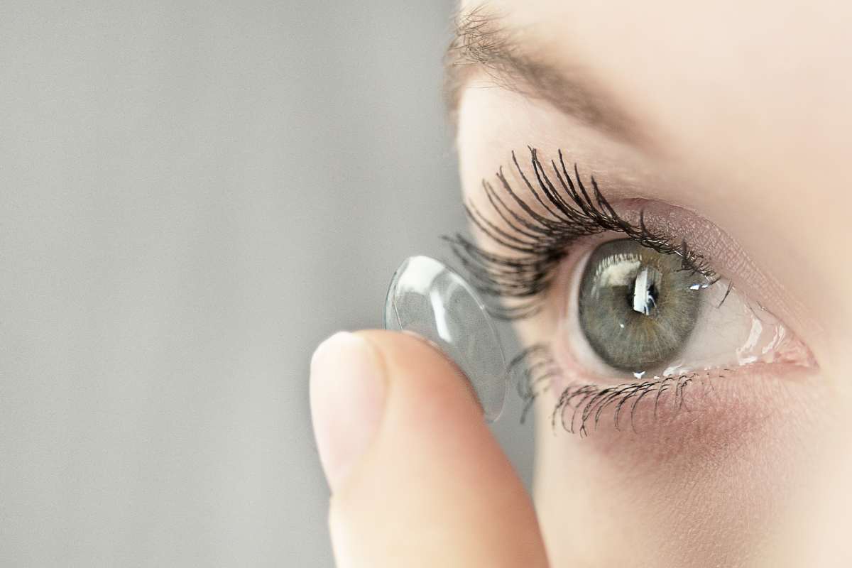 donna si mette lente a contatto