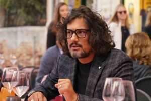 alessandro borghese seduto a tavola