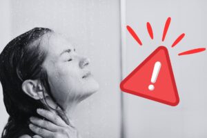 donna fa la doccia bianco e nero segnale pericolo
