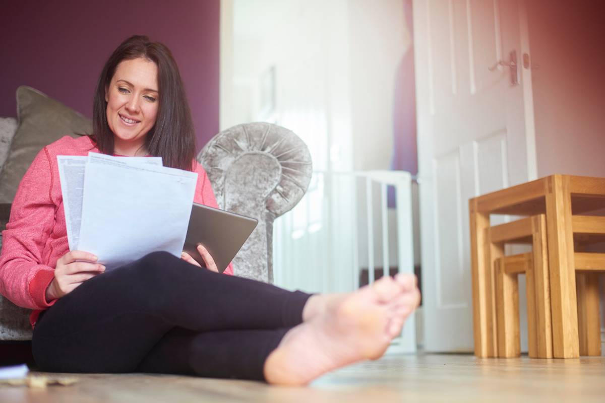 donna sorridente che legge dei fogli