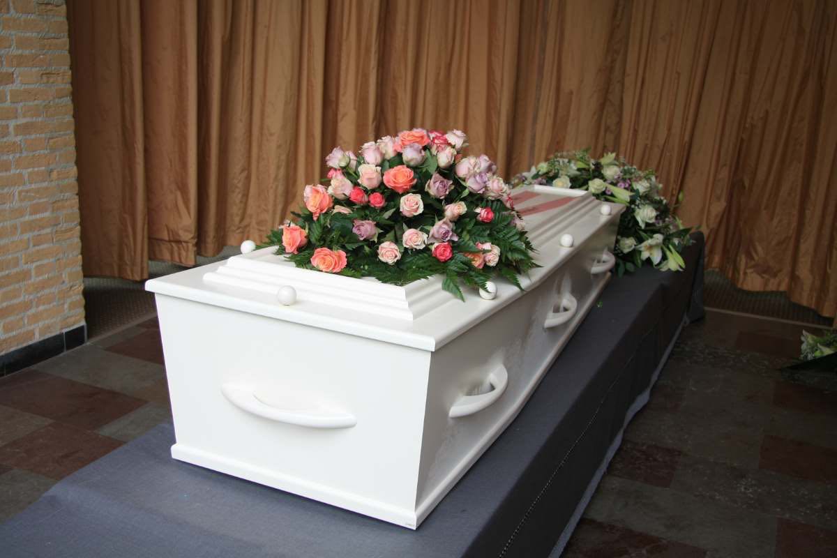 65 enne si sveglia nella bara