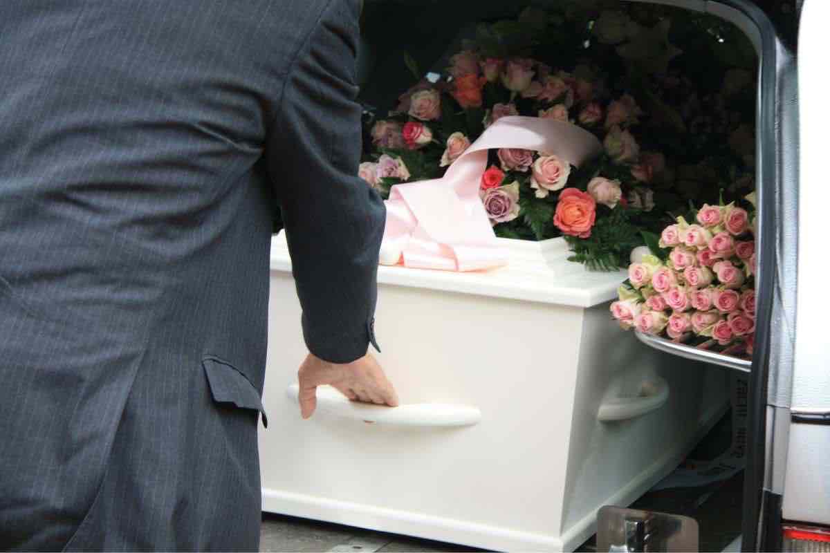 65 enne si sveglia nella bara