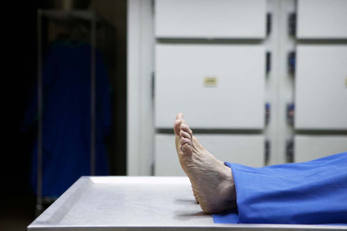 65 enne si sveglia nella bara