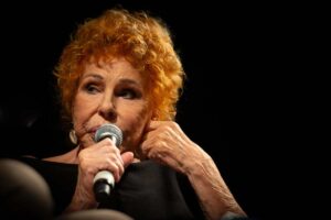 Ornella Vanoni con un microfono in mano