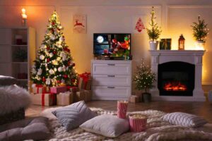 Stanza addobbata per Natale con tv accesa