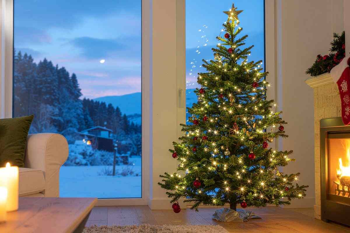Albero di Natale in una casa di montagna