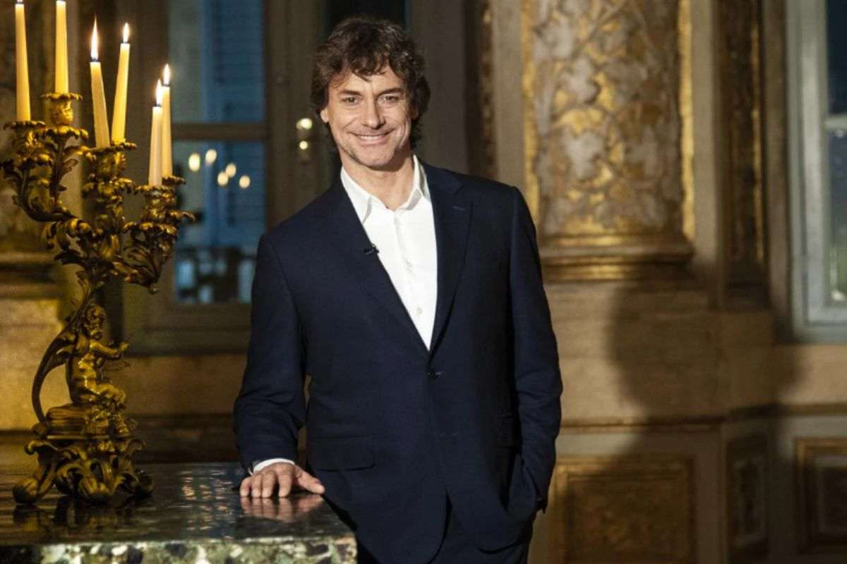 Alberto Angela durante un servizio televisivo