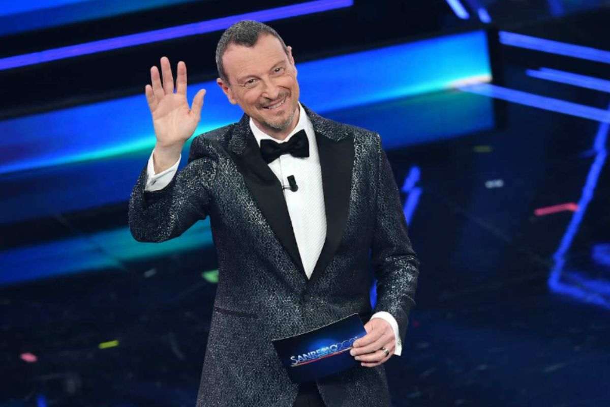 Il presentatore Amadeus sul palco dell'Ariston