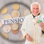 Anziano sorridente ormai andato in pensione