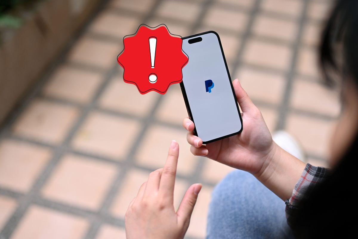 Ragazza accede all'App PayPal