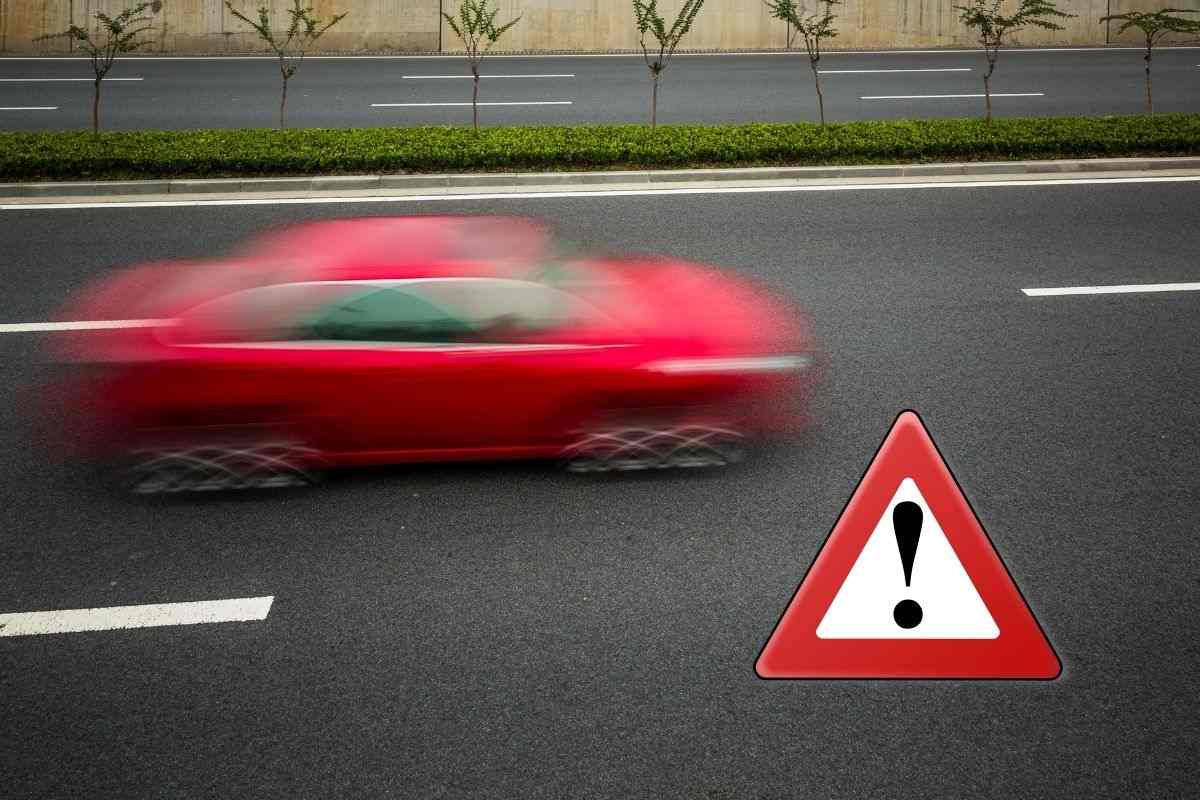 Auto corre a folle velocità