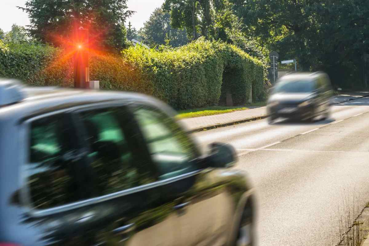 Auto in transito davanti colonnina dell'autovelox