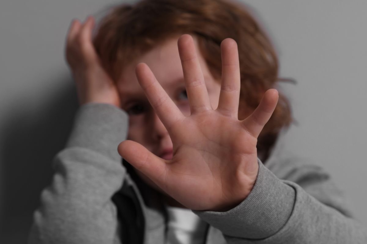 Bambino spaventato si protegge